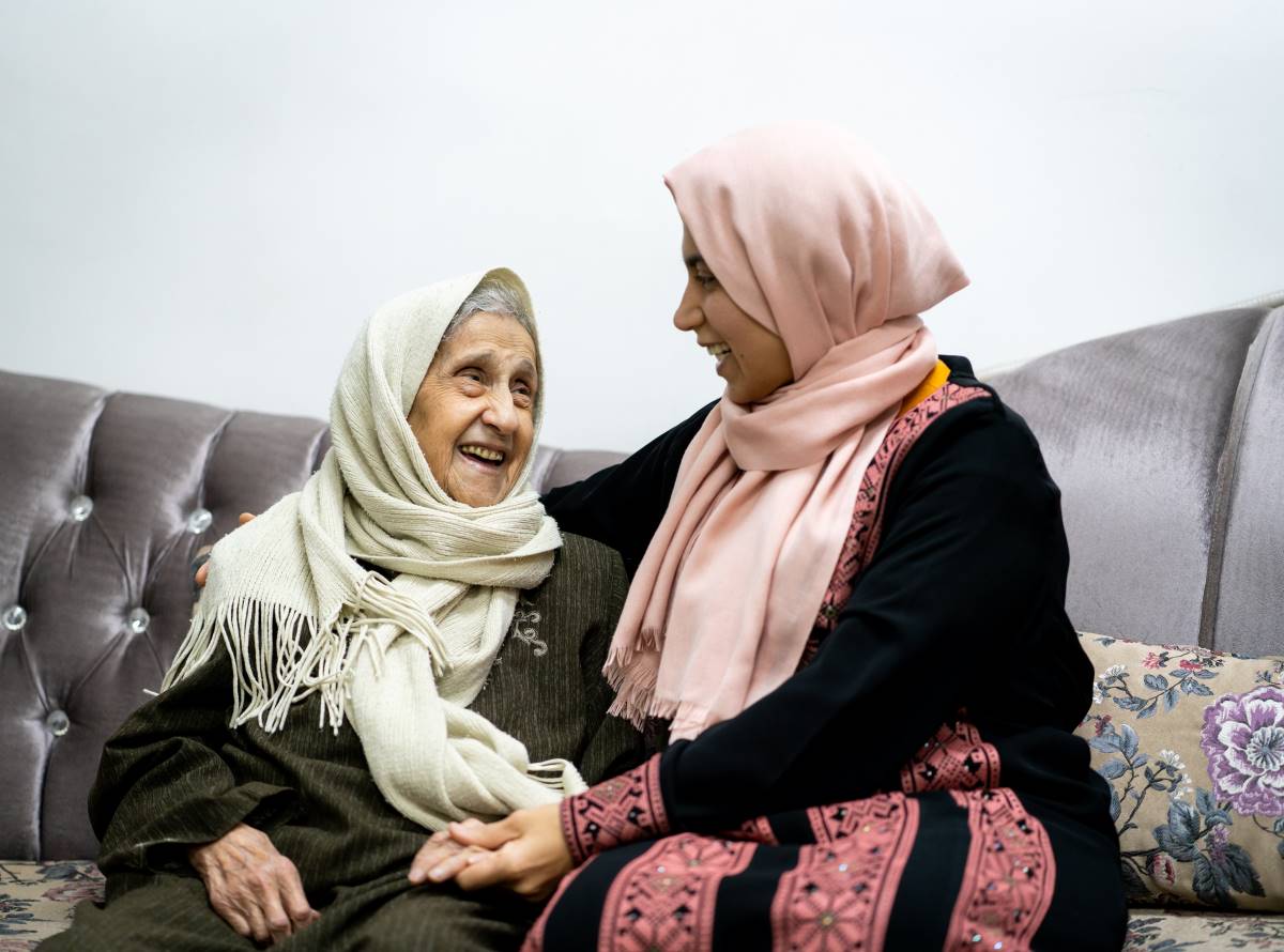 Pension de survivants: Deux femmes en hijab assises sur un canapé.