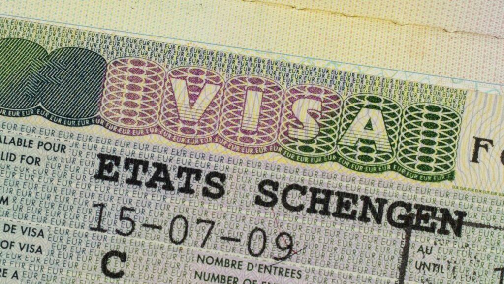 Visa Schengen sur passeport, nécessaire pour voyager dans l'espace Schengen