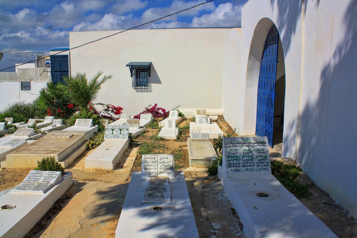 L'inhumation, étape cruciale après le décès, est soumise à des formalités strictes en Tunisie.